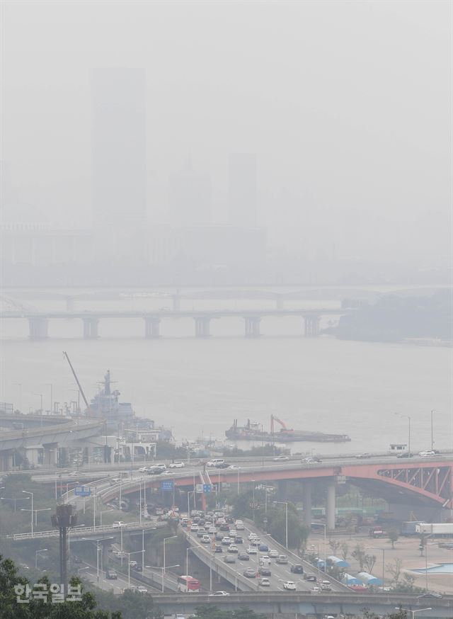 10일 서울 마포구 하늘공원에서 바라본 한강 성산대교 일대가 미세먼지로 희뿌옇게 보이고 있다. 서재훈기자 spring@hankookilbo.com