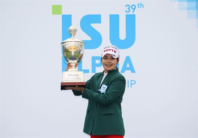 장수연이 10일 경기 가평군 가평베네스트 골프클럽에서 열린 이수그룹 KLPGA 챔피언십에서 우승한 뒤 트로피를 들고 포즈를 취하고 있다. KLPGA제공