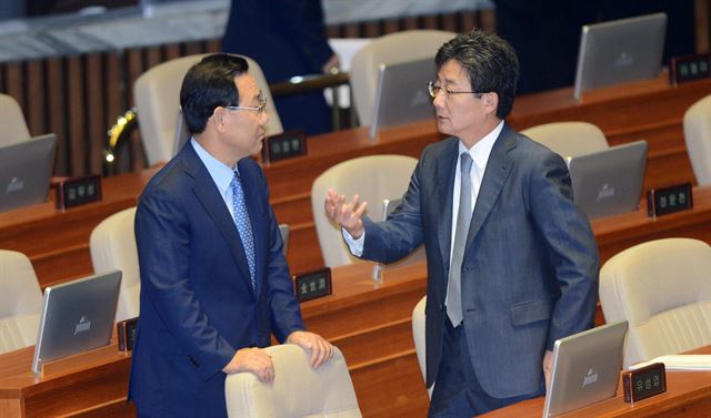 7일 열린 국회 본회의에서 바른정당 주호영(왼쪽) 대표 권한대행 겸 원내대표와 유승민 의원이 얘기를 나누고 있다. 연합뉴스