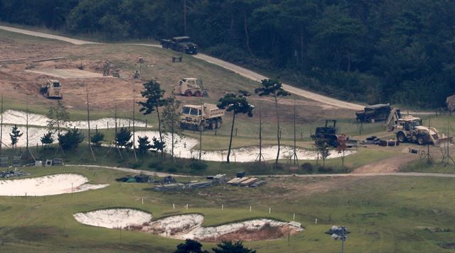 주한미군이 10일 경북 성주 사드 기지에서 지난 7일 추가로 반입된 발사대 시설을 배치하기 위한 공사를 하고 있다. 성주=연합뉴스