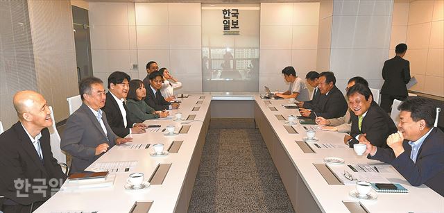 송재호 지역발전위원회 위원장과 직원들이 6일 오후 서울 한국일보 본사를 방문해 이준희 사장 등 임직원과 상견례를 하고 있다. 홍인기 기자