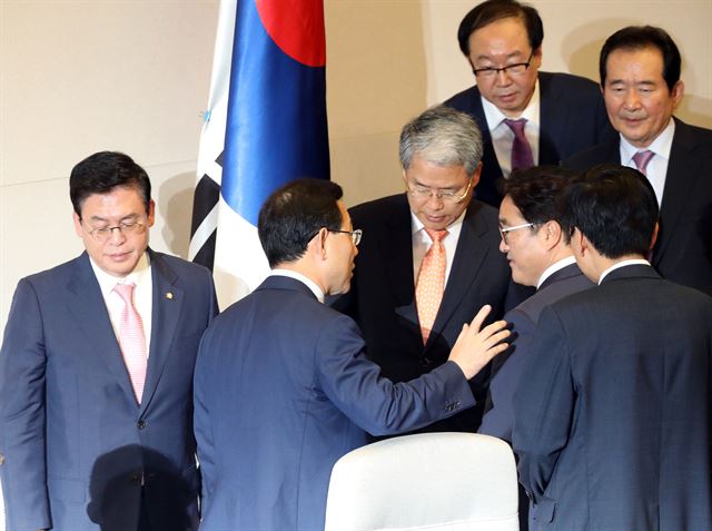 11일 국회 본회의장에서 정세균 국회의장을 비롯한 여야 4당 원내대표들이 모여 일정 협의를 하고 있다. 연합뉴스