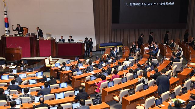 김이수 헌법재판소장 임명동의안이 11일 오후 국회 본회의에 상정되어 표결되어 정세균 국회의장이 부결선언 하자 자유한국당 의원들이 고무되어 박수를 치고 있다. 오대근기자 inliner@hankookilbo.com