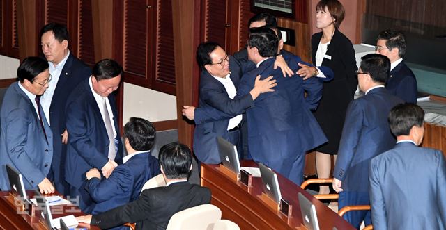 정우택 원내대표와 자유한국당 의원들이 11일 오후 국회 본회의에서 김이수 헌법재판소장 후보자 임명동의안이 부결되자 포옹하며 기뻐하고 있다. 오대근기자