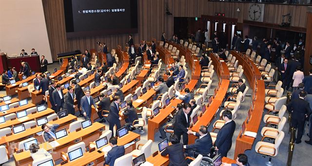 자유한국당 의원들이 11일 국회 일정에 복귀한 뒤 열린 본회의에서 김이수 헌법재판소장 임명동의안에 대한 투표하고 있다. 오대근기자 inliner@hankookilbo.com