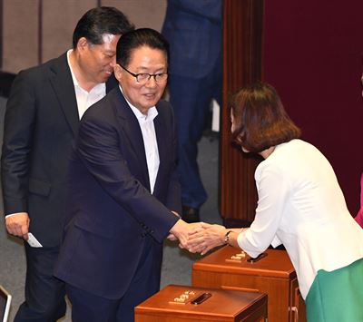 박지원 국민의당 의원이 김이수 헌법재판소장 후보자 임명동의안이 상정된 11일 국회 본회의에서 표결에 참여하며 감표위원과 악수하고 있다. 오대근 기자 inliner@hankookilbo.com