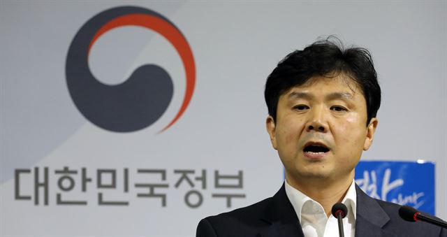 신익현 교육부 지방교육지원국장이 11일 정부세종청사 교육부 브리핑실에서 교육분야 비정규직 개선 방안을 발표하고 있다. 세종=뉴스1