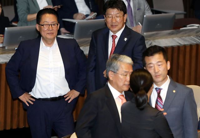 박지원 국민의당 전 대표가 11일 국회 본회의장에서 김이수 헌법재판소장 임명동의안이 부결된 후 자유한국당 의석을 바라보고 있다. 뉴스1