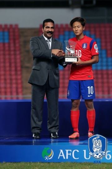 이승우는 2014년 9월 아시아축구연맹(AFC) 16세 이하 챔피언십에서 MVP와 득점왕을 수상했다. 대한축구협회 제공