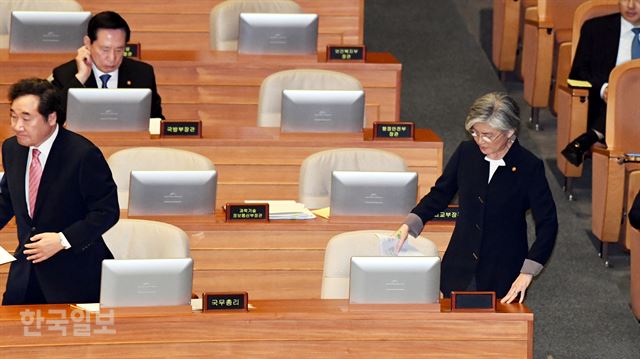 강경화 외교부 장관이 12일 국회 본회의장에서 열린 외교·통일·안보 분야 대정부질문에 답변 후 자리를 착각해 앞줄의 총리 옆 자리에 앉고 있다. 오대근기자 inliner@hankookilbo.com