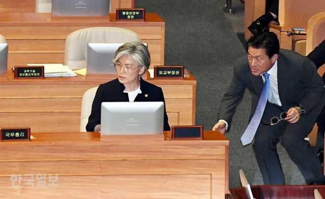 ‘답변자료들이 다 어디 갔지?’ 강장관이 다른 자리에 앉아 책상위의 답변자료들이 안보이자 의아해 하는 동안 국무총리실 관계자가 알려 주고 있다. 오대근기자 inliner@hankookilbo.com