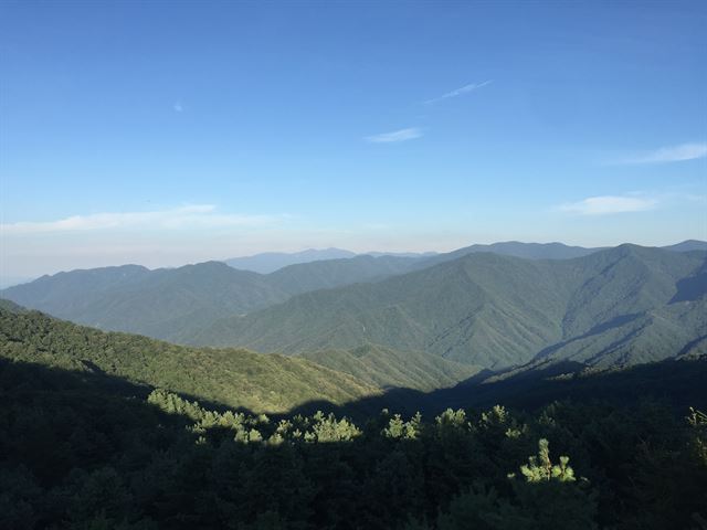 한참을 서서 상념에 빠져들었던, 병풍을 두른 지리산의 매력.