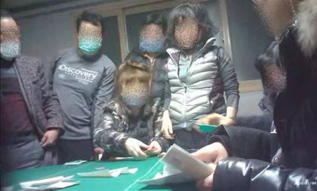 조직폭력배들이 개설한 도박장에서 딜러가 패를 돌리는 모습. 경기남부경찰청 광역수사대 제공