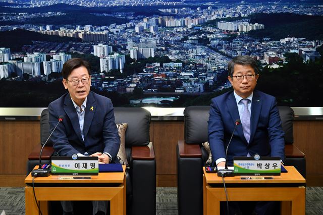 이재명(왼쪽) 경기 성남시장과 박상우 LH 사장이 13일 성남시청에서 성남형 도시재생사업 기본업무에 관한 협약을 맺고 있다. 성남시 제공