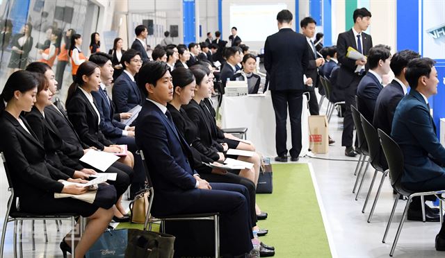 13일 서울 동대문디자인플라자에서 열린 '금융권 공동 채용박람회'를 찾은 청년들이 현장면접을 보고 있다.배우한 기자