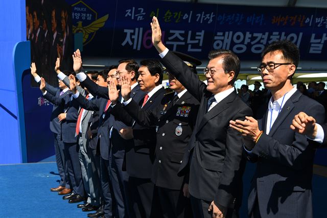 문재인 대통령이 13일 오전 인천 중구 해양경찰서 전용부두에서 열린 '제64주년 해양경찰의 날 기념식'에서 참석자들과 해상 사열을 받고 있다.문대통령 옆은 세월호 유가족 전명선 위원장. 문대통령은 이날 조직의 명운을 걸고 국민의 신뢰를 회복하라고 주문했으며 기념식에 참석한 세월호 유가족들에게도 감사를 표하고 해경의 앞날을 지켜봐 달라고 당부했다. 청와대사진기자단