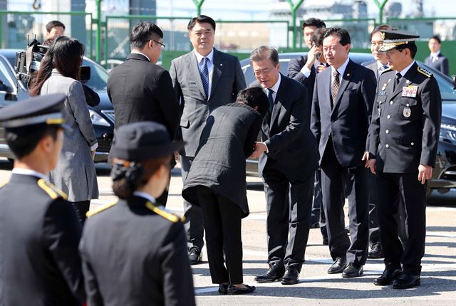 문재인 대통령이 13일 인천해양경찰서 전용부두에서 열린 제64주년 해양경찰의 날 기념식 참석 전 고 오진석 경감 유가족들과 인사하고 있다. 청와대사진기자단