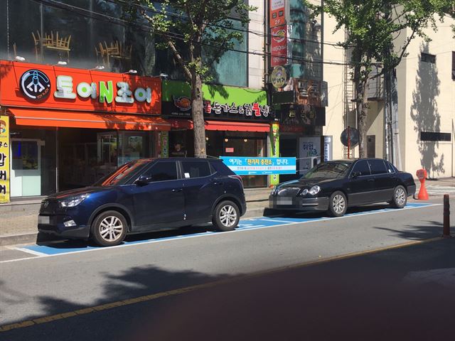 13일 오전 10시 대구 수성구 수성대학교 앞 도로 전기차 충전소에는 일반 승용차가 주차돼 있다. 김재현기자 dreamer@hankookilbo.com