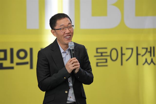 방송인 김제동씨가 13일 서울 마포구 상암동 MBC 사옥에서 열린 언론노조 MBC본부 파업 집회에서 발언하고 있다. 언론노조 MBC본부 제공