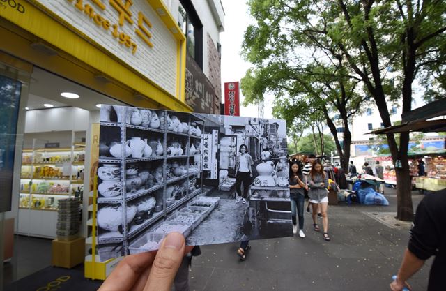 1998년 점포 앞에 도자기가 진열된 모습(흑백 사진)과 화장품 매장이 들어선 현재 인사동 거리의 모습이 대조적이다.