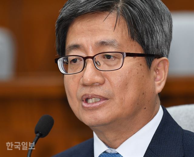 김명수 대법원장 후보자가 13일 오전 국회에서 열린 2일차 인사청문회에서 질의에 답변하고 있다. 오대근 기자