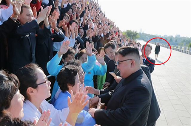 김정은 북한 노동당 위원장이 도서 산간 및 최전방 근무를 자원한 교원들을 격려했다고 조선중앙TV가 12일 보도했다. 중앙TV 화면에 여동생 김여정 노동당 선전선동부 부부장으로 추정되는 여성(붉은 원)이 김 위원장을 수행하는 모습이 포착됐다. 연합뉴스