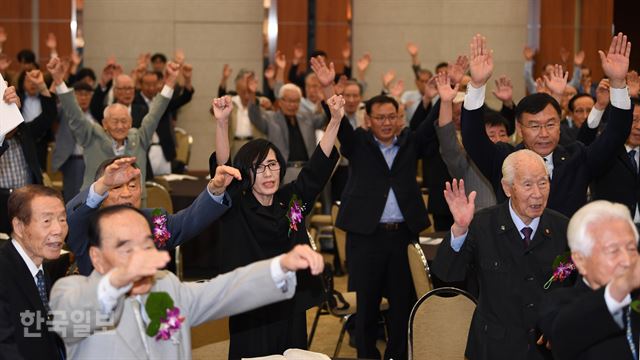 [저작권 한국일보] 한국광복군 창군 제77주년 기념식에서 피우진 보훈처장과 광복단체 관계자들이 만세 삼창을 하고 있다.