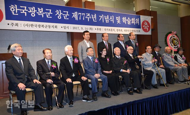 [저작권 한국일보] 피우진 보훈처장과 광복단체 관계자들이 기념사진을 찍고 있다.