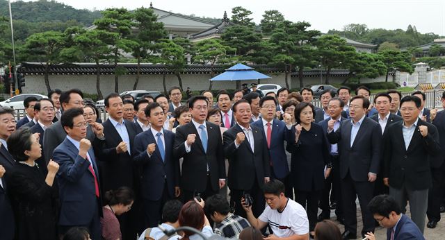 정우택 자유한국당 원내대표를 비롯한 의원들이 지난 5일 청와대를 찾아 김장겸 MBC 사장 체포영장 청구에 대해 항의한 뒤 나와 구호를 외치고 있다.뉴스1