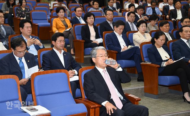 김동철(앞 줄 가운데) 원내대표 등 국민의당 의원들이 14일 국회 본청에서 열린 의원총회에 참석해 이용호 정책위의장의 발언을 심각한 표정으로 듣고 있다. 오대근 기자