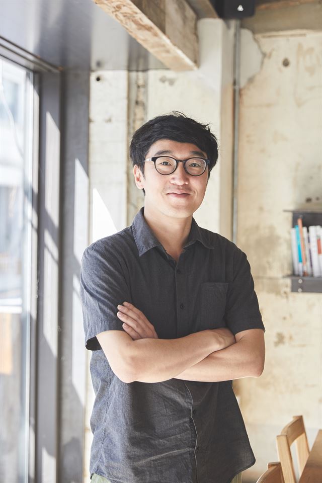 소설가 김연수의 장편소설 '꾿빠이, 이상'을 창작가무극으로 각색한 극작가 오세혁은 "다음엔 '밤은 노래한다'를 공연으로 만들고 싶다"고 말했다. 서울예술단 제공