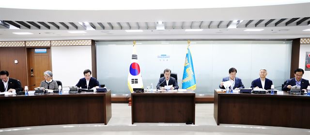 문재인 대통령이 15일 오전 청와대에서 국가안전보장회의(NSC) 전체회의를 주관하고 있다. 왼쪽부터 송영무 국방부 장관, 강경화 외교부 장관, 이낙연 국무총리, 문 대통령, 정의용 국가안보실장, 이상철 국가안보실 1차장, 조명균 통일부 장관. 청와대 제공