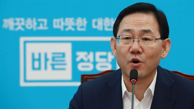 주호영 바른정당 대표 권한대행 겸 원내대표가 15일 국회에서 열린 원내대책회의에서 문재인 정부의 대북 정책을 비판하고 있다. 연합뉴스