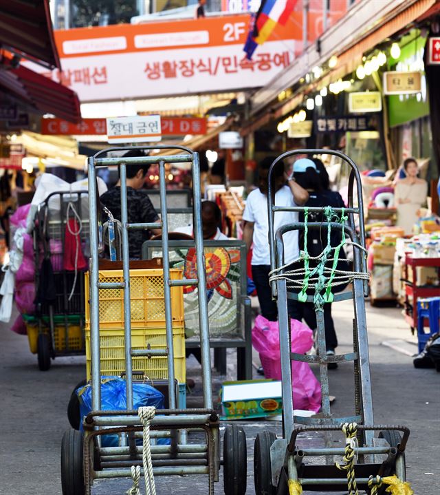 남대문 시장 골목에 비어있는 짐수레가 놓여있다.