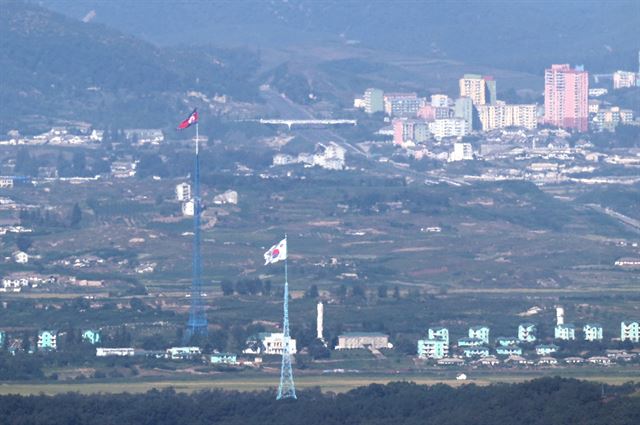 북한이 탄도미사일을 발사한 15일 경기도 파주시 접경지역에서 북한 개성 시내 일대가 고요한 모습을 보이고 있다. 파주=연합뉴스