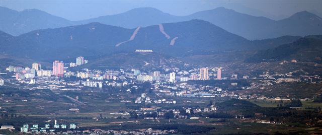 북한이 탄도미사일을 발사한 15일 경기도 파주시 접경지역에서 북한 개성 시내 일대가 고요한 모습을 보이고 있다. 파주=연합뉴스