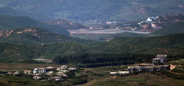 북한이 탄도미사일을 발사한 15일, 경기도 파주시 오두산 통일전망대에서 북한 황해북도 개풍군 일대가 고요한 모습을 보이고 있다. 파주=연합뉴스