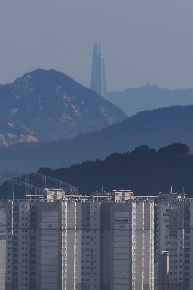 15일 경기도 파주시 오두산 통일전망대에서 국내 최고층 빌딩인 서울 잠실 롯데월드타워(555ｍ)가 보이고 있다. 파주=연합뉴스