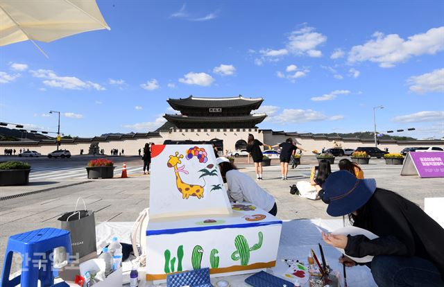 15일 오후 서울 광화문광장에서 열린 '2017 공공미술축제'에서 작가들이 책을 모티브로 의자에 그림을 그리는 벤치아트를 선보이고 있다 . 2017.09.15.신상순 선임기자ssshin@hankookilbo.com