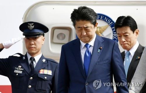 아베 신조(安倍晋三) 일본 총리가 15일 오전 인도 방문을 마치고 하네다(羽田)공항으로 귀국하고 있다. 북한 미사일이 일본 홋카이도 상공을 지나간 가운데 아베 총리의 표정이 굳어있다. 도쿄=교도연합뉴스