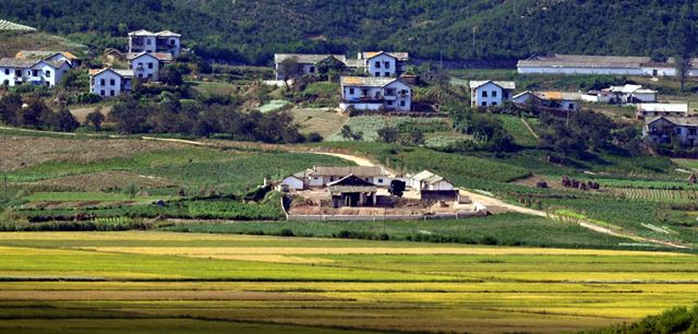 북한이 평양 순안 일대에서 동해상으로 미사일을 쏜 가운데 15일 인천 강화군 강화평화전망대에서 바라본 북한 황해북도 개풍군 일대는 평온하고 완연한 가을 모습을 보이고 있다.배우한 기자