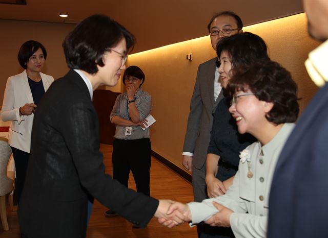 한국유치원총연합회(한유총)는 16일 ‘집단휴업 철회’ 결정을 반나절 만에 번복하고 오는 18일 휴업을 강행하기로 했다. 사진은 전날 오후 정부서울청사에서 최정혜 한유총(오른쪽) 이사장이 박춘란(왼쪽) 교육부 차관과 ‘휴업 철회’ 합의 후 악수를 하고 있는 모습. 연합뉴스