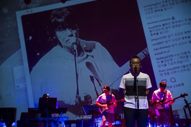 가수 한동준은 16일 서울 서초동 한전아트센터에서 열린 조동진 추모 공연 ‘우리 같이 있을 동안에’에서 '나뭇잎 사이로'를 부르다 결국 울먹였다. 푸른곰팡이 제공