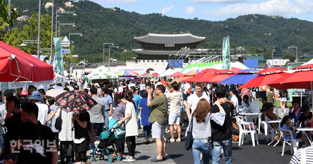 17일 오후 광화문 광장에서 열린 도농상생장터에 많은 시민들의 발길이 이어졌다.고영권기자youngkoh@hankookilbo.com