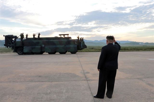 북한 김정은 노동당 위원장이 중장거리탄도미사일(IRBM)인 화성-12형 발사현장에서 발사대로 추정되는 차량을 향해 손을 흔드는 모습을 16일 조선중앙통신이 보도했다. 연합뉴스