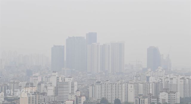 미세먼지 농도가 ‘나쁨’ 수준을 보인 지난 10일 서울 마포구 하늘공원에서 바라본 한강 성산대교 일대가 미세먼지로 희뿌옇게 보이고 있다. 서재훈 기자