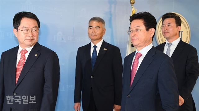 자유한국당 북핵위기대응특위 방미단장 이철우 의원(오른쪽에서 2번째)이 17일 오후 서울 여의도 국회 정론관에서 방미결과 브리핑을 마친 후 회견장을 나서고 있다.배우한 기자