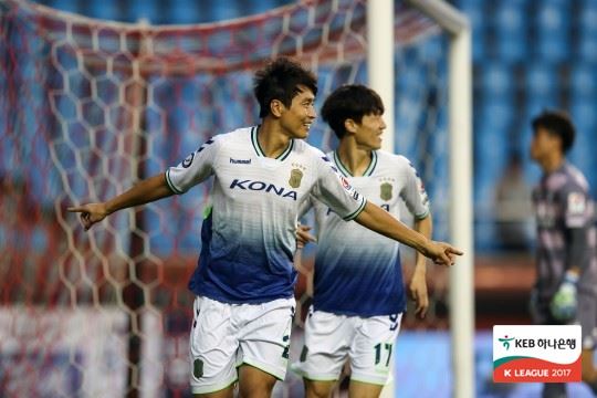 득점 뒤 환호하는 이동국. 프로축구연맹 제공