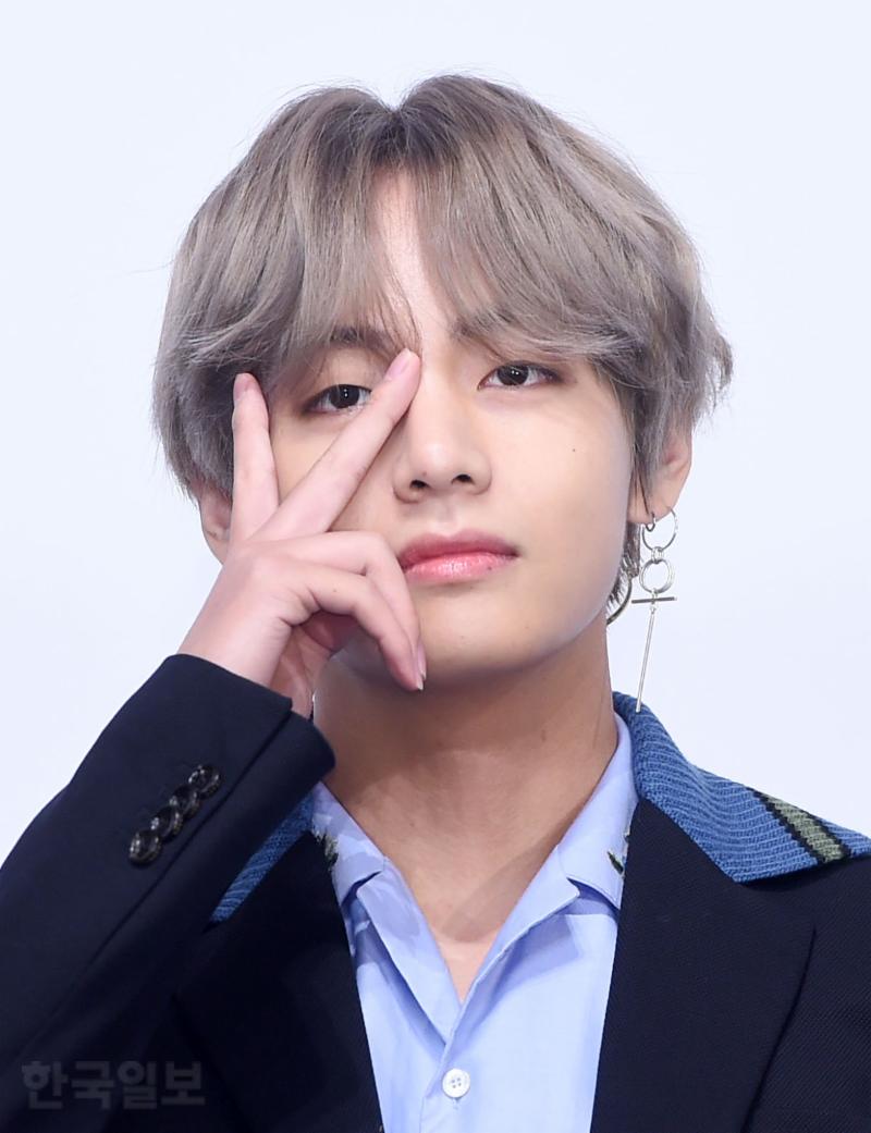 방탄소년단 뷔가 18일 오전 서울 소공동 롯데호텔에서 열린 새 미니앨범 'LOVE YOURSELF 承 Her' 발매기념 기자간담회에 참석해 포즈를 취하고 있다.