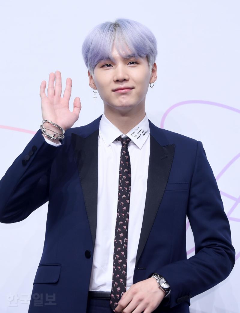 방탄소년단 슈가가 18일 오전 서울 소공동 롯데호텔에서 열린 새 미니앨범 'LOVE YOURSELF 承 Her' 발매기념 기자간담회에 참석해 포즈를 취하고 있다.